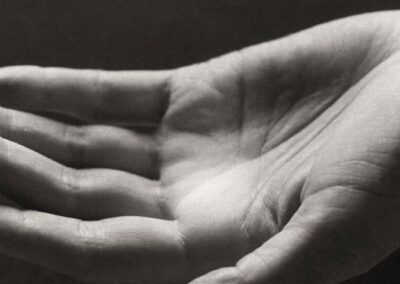 Eine geöffnete Hand in Schwarz-Weiß